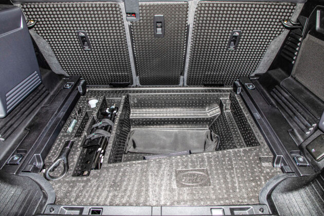 Land Rover Defender - wnęka pod bagażnikiem