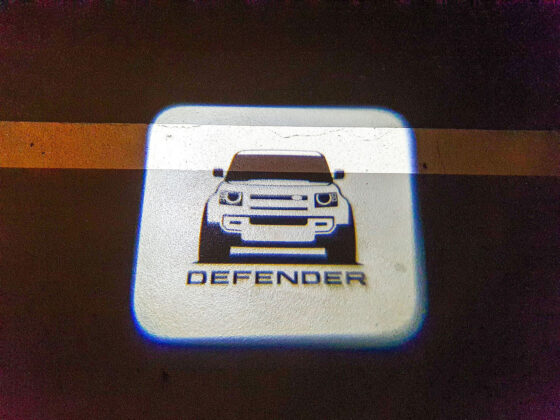 Land Rover Defender - obrazek na nawierzchni