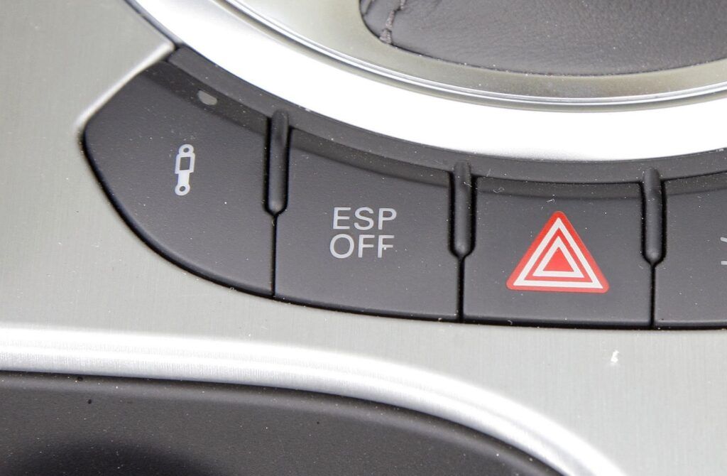 Co to jest ESP? Jak działa system stabilizacji toru jazdy?