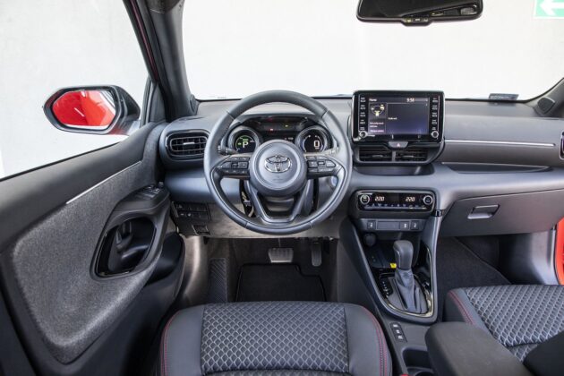 Toyota Yaris Hybrid 2020 - wnętrze