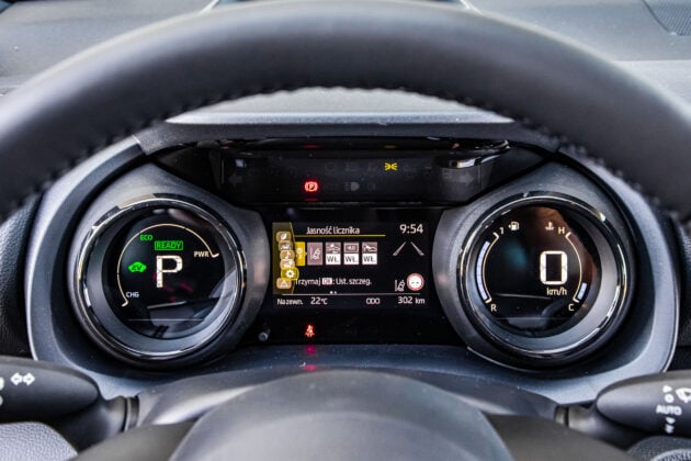 Toyota Yaris 1.5 Hybrid - zegary