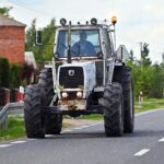 Umowa kupna-sprzedaży ciągnika rolniczego. Jak zarejestrować traktor?