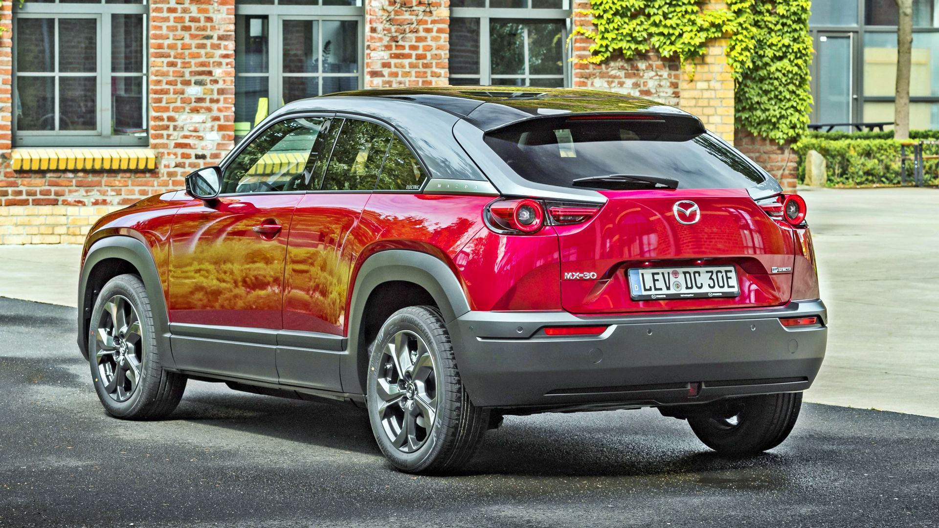 Elektryczna Mazda MX30 (2020). Opis wersji i cennik