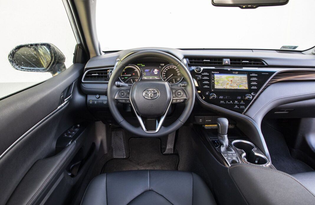 Toyota Camry Hybrid 2020 - test - deska rozdzielcza
