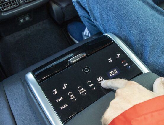 Toyota Camry Hybrid 2020 - test - podłokietnik pakiet VIP
