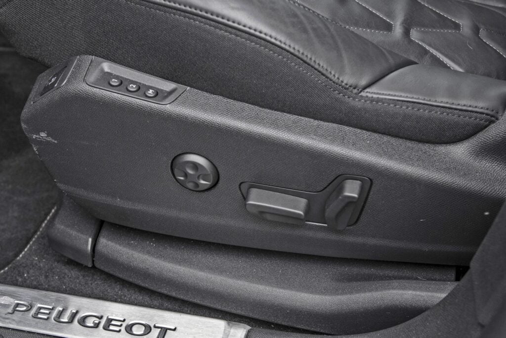 Peugeot 5008 - elektryczna regulacja fotela kierowcy