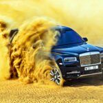 Rolls-Royce Cullinan w akcji. Pustynne buggy za ponad milion zł