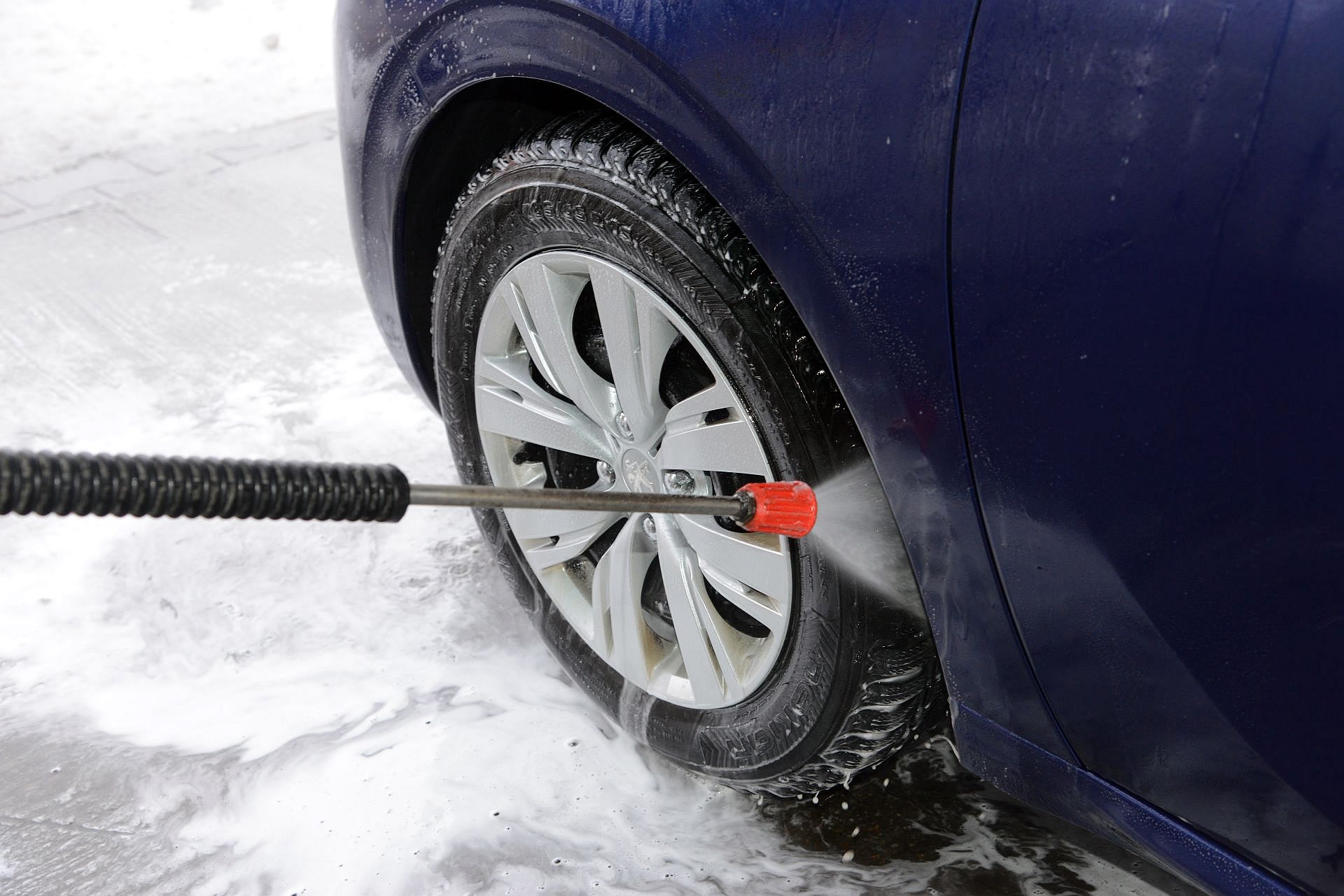 Czy zimą można myć samochód? Jak umyć auto, by nic nie