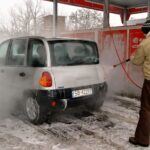 Mycie samochodu w zimę. Jak umyć auto zimą, by nic nie uszkodzić?