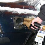 Czy to normalne, że samochód zimą więcej pali? Jak ograniczyć zużycie paliwa?