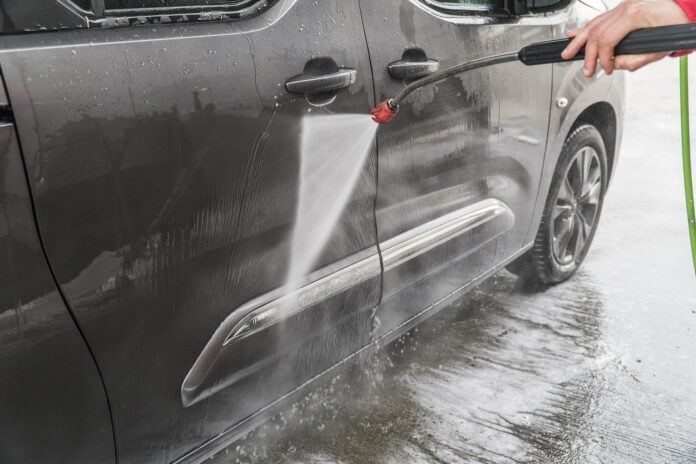Myjnia bezdotykowa jak myć na niej samochód