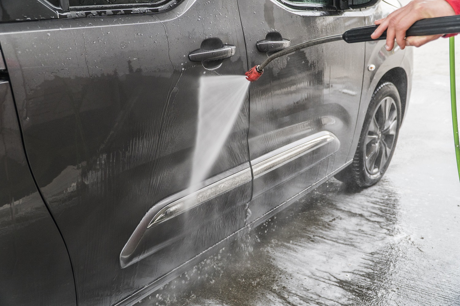 Myjnia Bezdotykowa – Jak Myć Na Niej Samochód