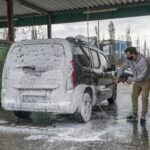 Myjnia bezdotykowa – jak myć na niej samochód