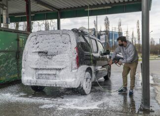 Myjnia bezdotykowa – jak myć na niej samochód