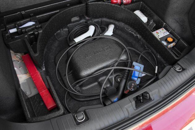 ford kuga plug-in hybrid 2021 test organizer pod podłogą bagażnika