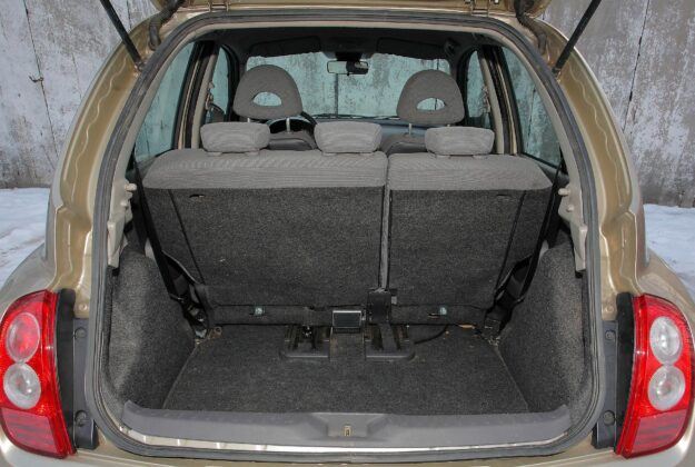 Nissan Micra III (K12) bagażnik (3)