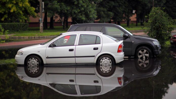 Samochód po powodzi