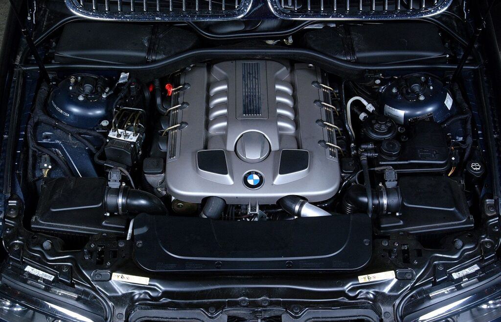BMW serii 7 E65 silnik (2)