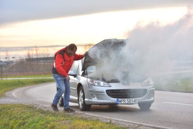 10 dźwięków i zapachów, które świadczą o poważnej awarii auta