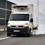 Samochód kopci na biało: jakie są przyczyny białego dymu z wydechu?