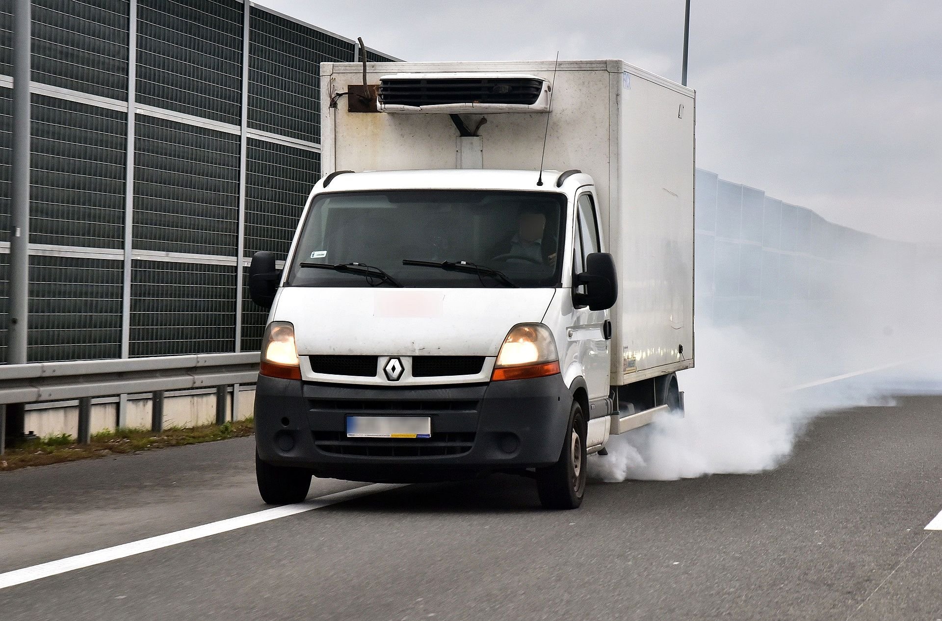 Samochód Kopci Na Biało: Jakie Są Przyczyny Białego Dymu Z Wydechu?