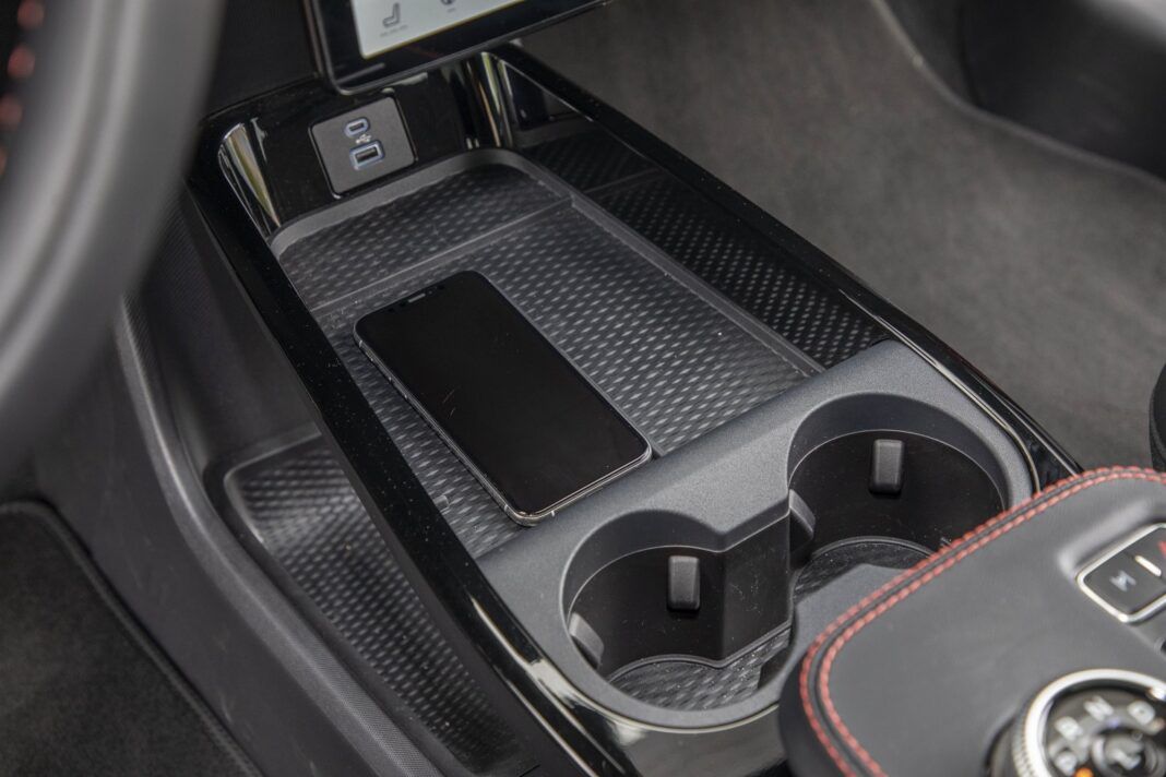 Ford Mustang Mach-E AWD 98 kWh (2021) - ładowarka indukcyjna (bezprzewodowa) dla smartfona