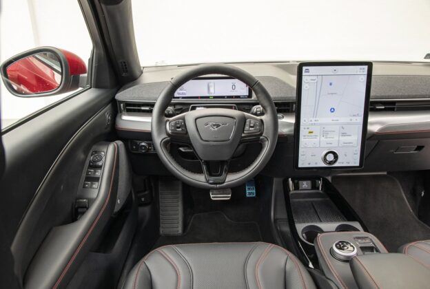 Ford Mustang Mach-E AWD 98 kWh (2021) - deska rozdzielcza