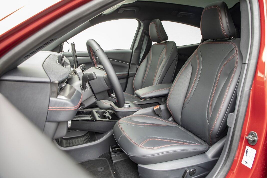 Ford Mustang Mach-E AWD 98 kWh (2021) - przednie fotele