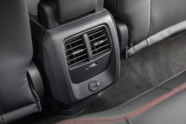 Ford Mustang Mach-E AWD 98 kWh (2021) - porty USB z tyłu