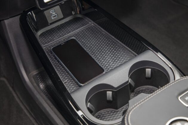 Ford Mustang Mach-E RWD 98 kWh - test (2021) - ładowarka indukcyjna (bezprzewodowa) dla smartfona