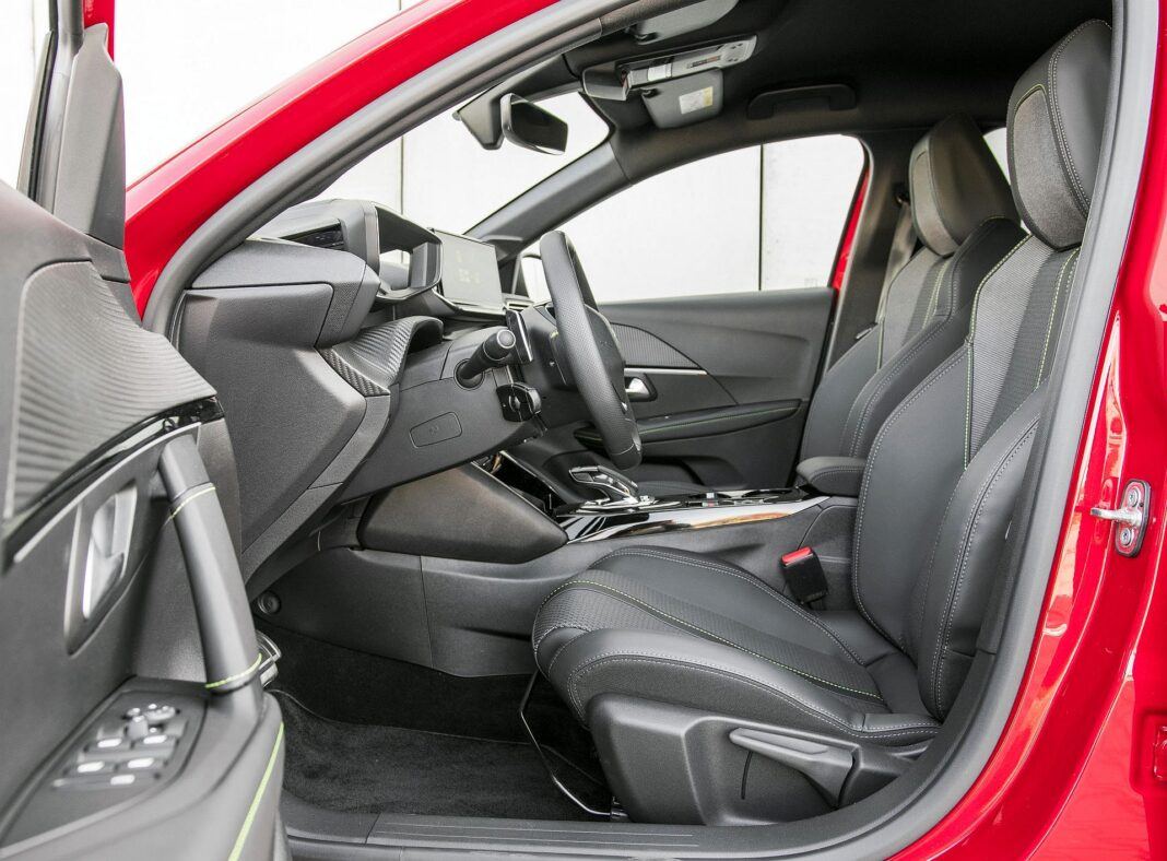 Peugeot 208 GT fotel kierowcy