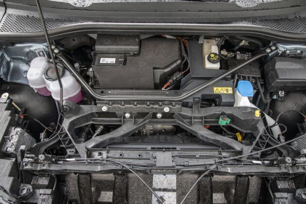 Audi Q4 e-tron test 2021 - pod maską