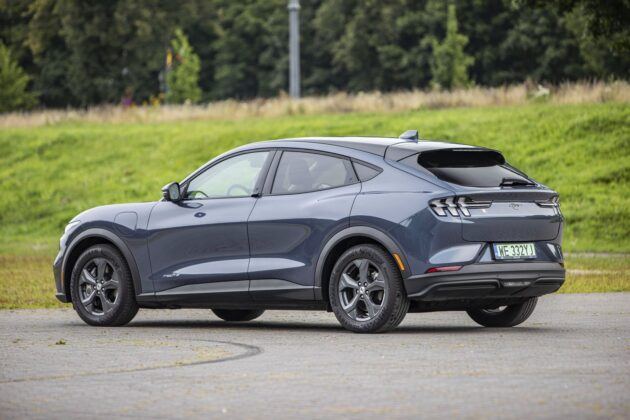 Ford Mustang Mach-E RWD 98 kWh - test (2021) - tył