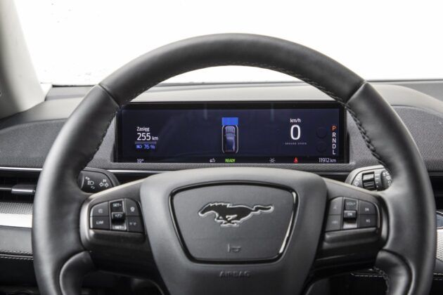 Ford Mustang Mach-E RWD 98 kWh - test (2021) - cyfrowe wskaźniki