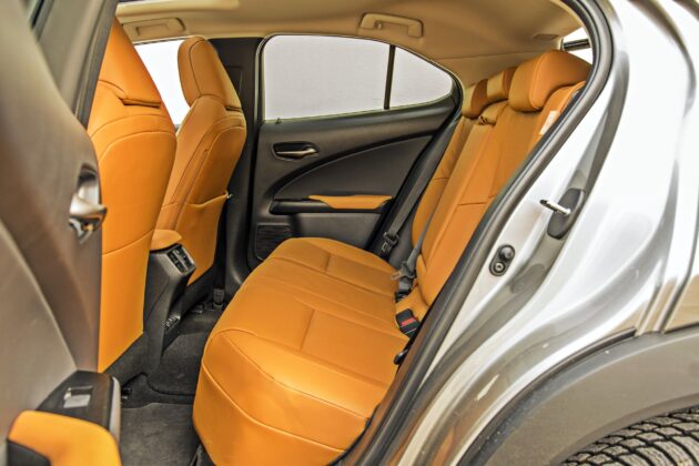 Lexus UX 300e - tylna kanapa