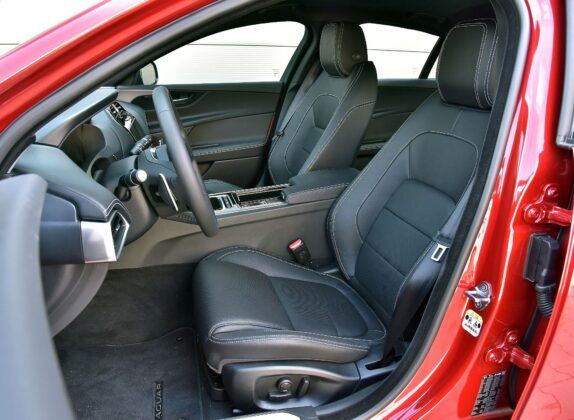 Jaguar XE - fotel kierowcy