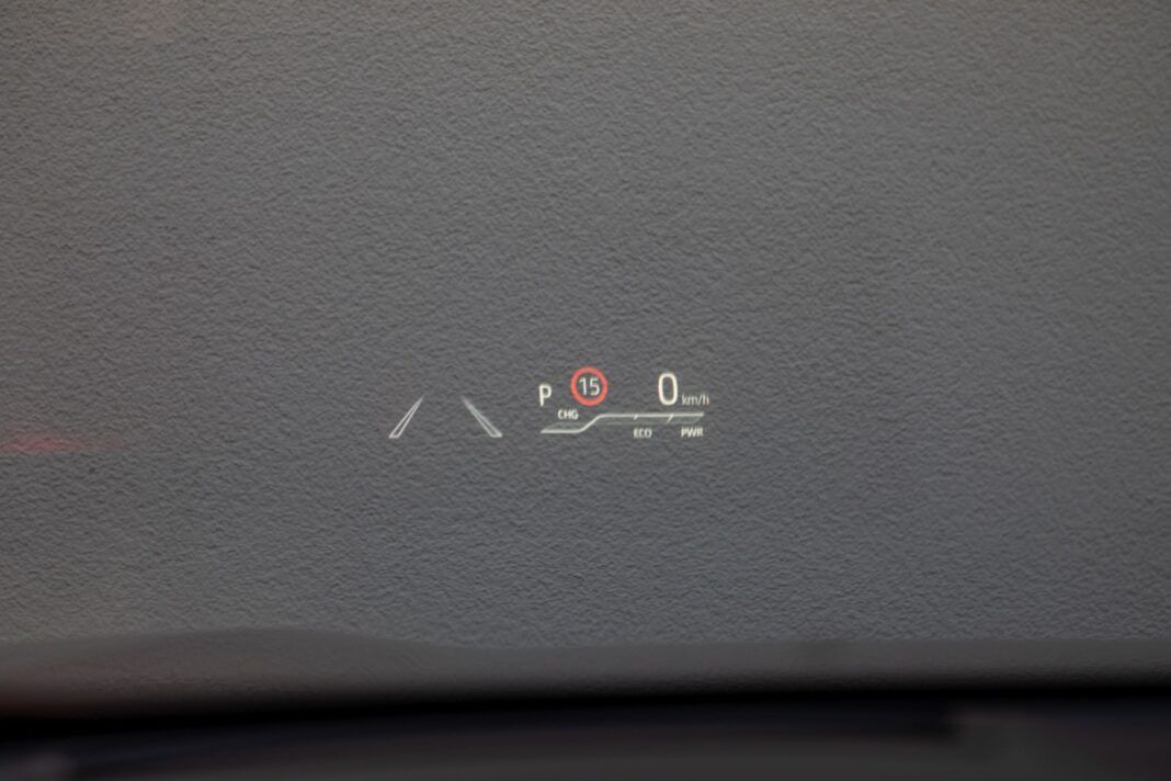 Toyota RAV4 Plug-in Hybrid - ekran head-up