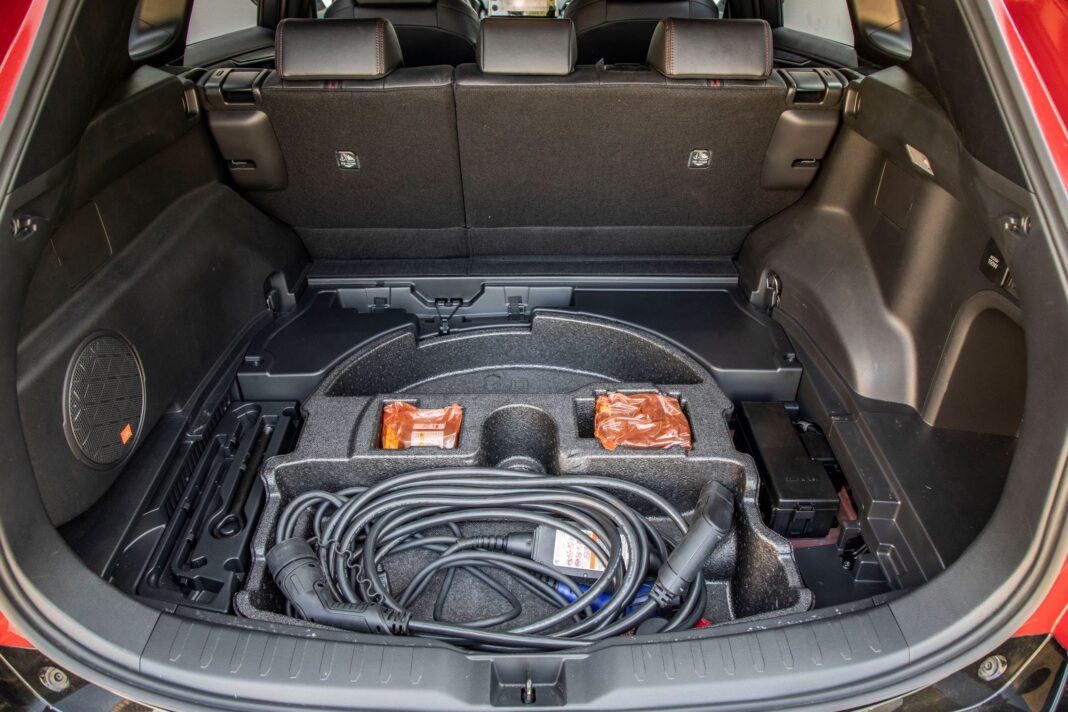 Toyota RAV4 Plug-in Hybrid - schowek pod bagaznikiem