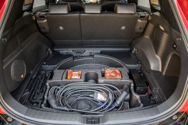Toyota RAV4 Plug-in Hybrid - schowek pod bagaznikiem