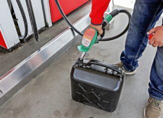Rosnące ceny paliw. Czy warto tankować na zapas?