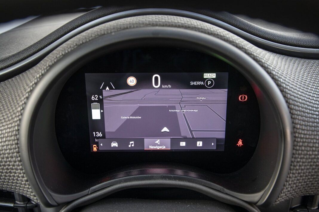 Fiat 500e 3+1 (2021) - test - cyfrowe wskaźniki z widokiem mapy