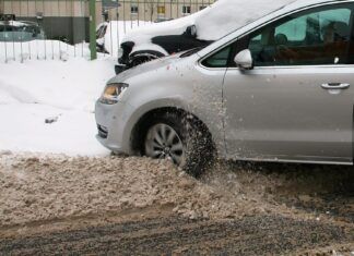 Jak wyjechać autem z zaspy? Co zrobić, gdy samochód utknie w śniegu?