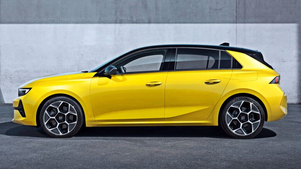 Nowy Opel Astra - bok