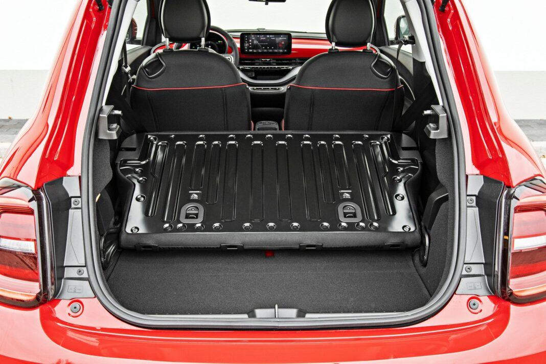Fiat 500e RED - bagażnik