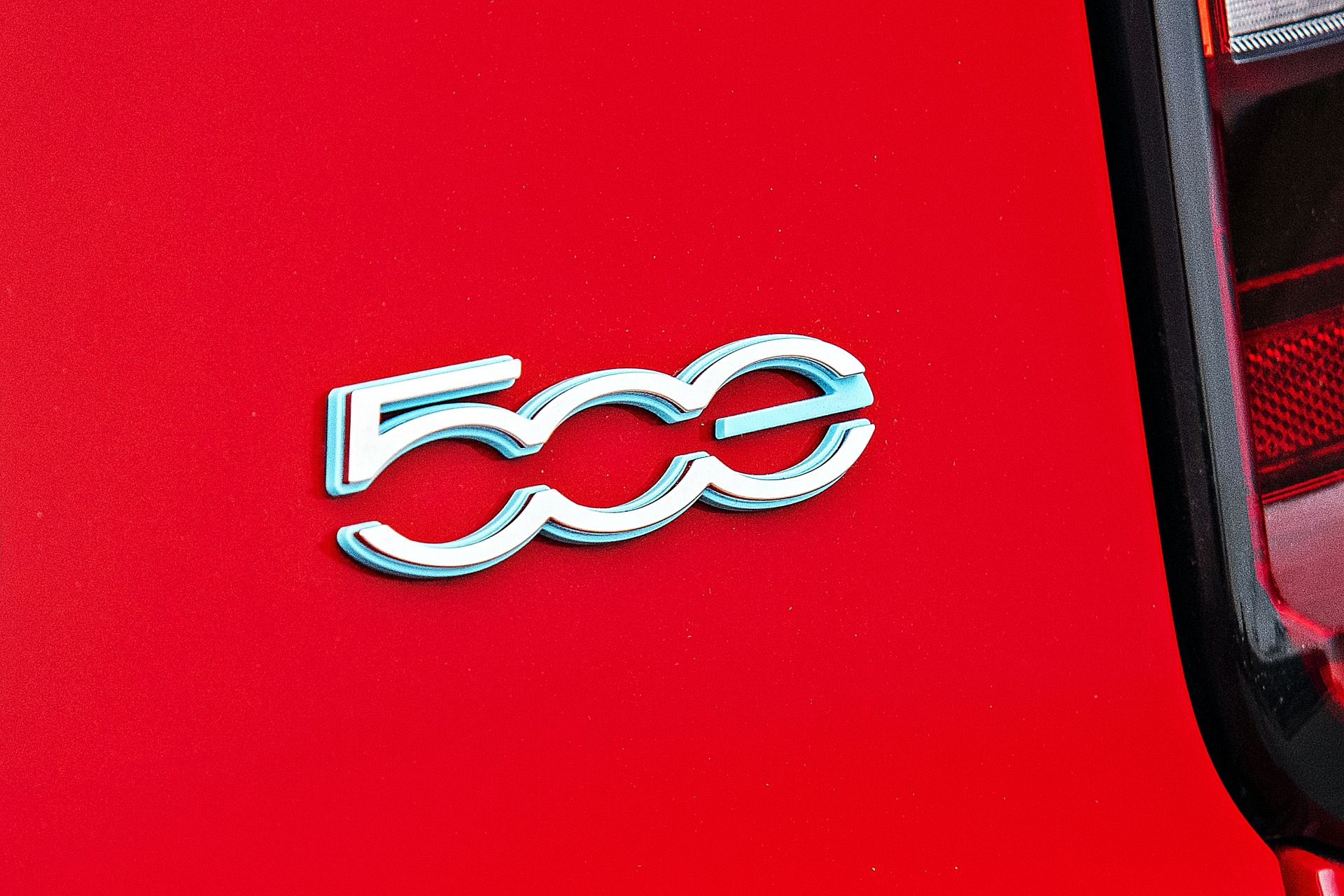 Fiat 500e RED - emblemat