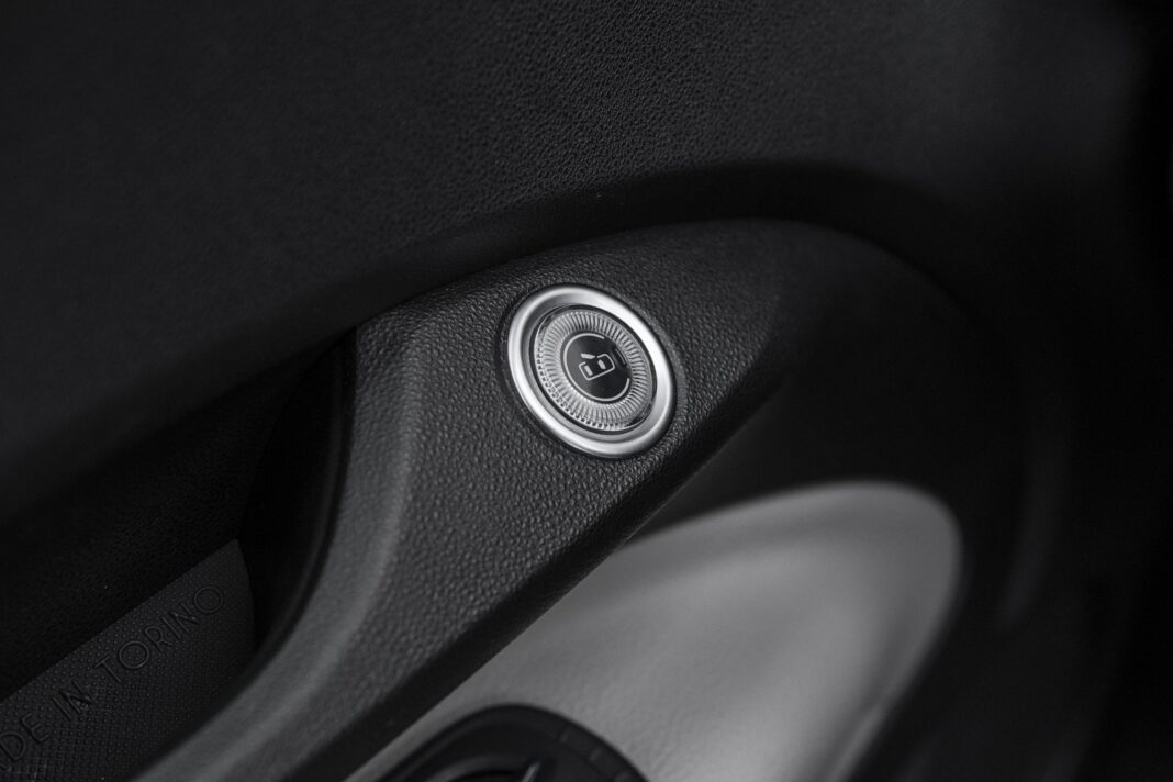 Fiat 500 3+1 (2022) – test – przycisk do otwierania drzwi