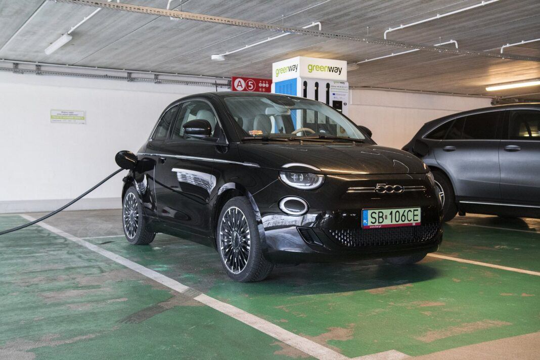 Fiat 500 3+1 (2022) – test – ładowanie