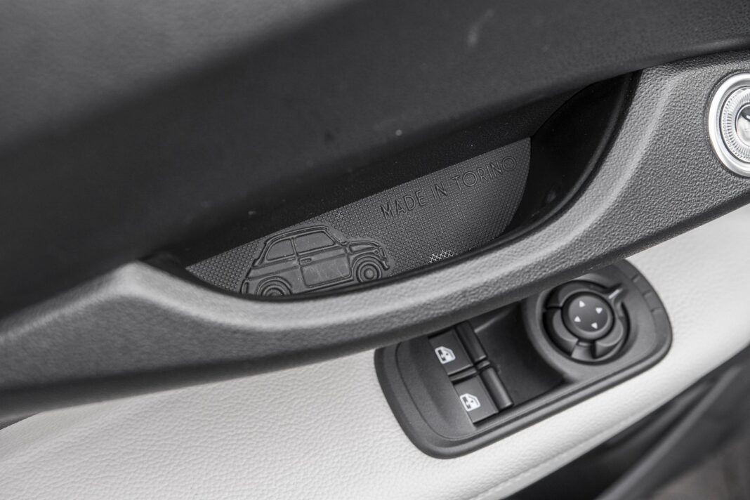 Fiat 500 3+1 (2022) – test – uchwyt do otwierania/zamykania drzwi
