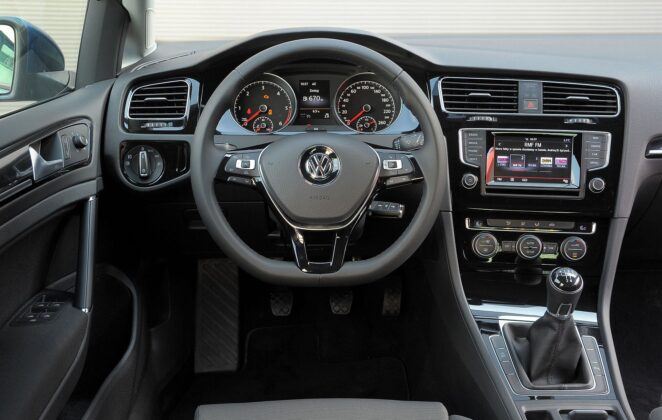 Volkswagen Golf VII deska rozdzielcza