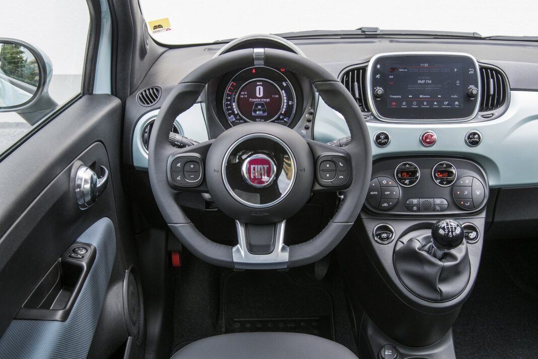 Fiat 500 Hybrid (2022) - kokpit